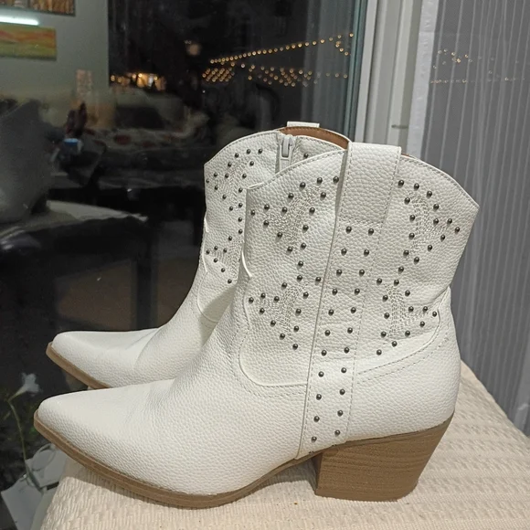 Universal Thread Women's Cream Ankle Booties.Smal Scratch Se Last Picture. - Picture 2 of 9